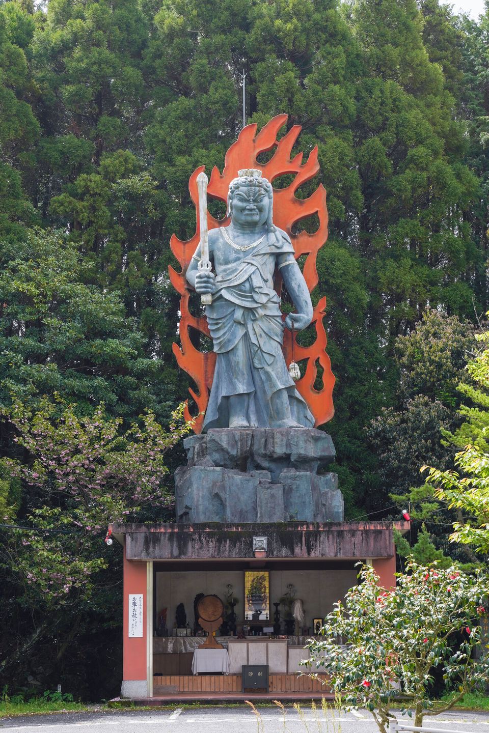炎を背にした不動明王像